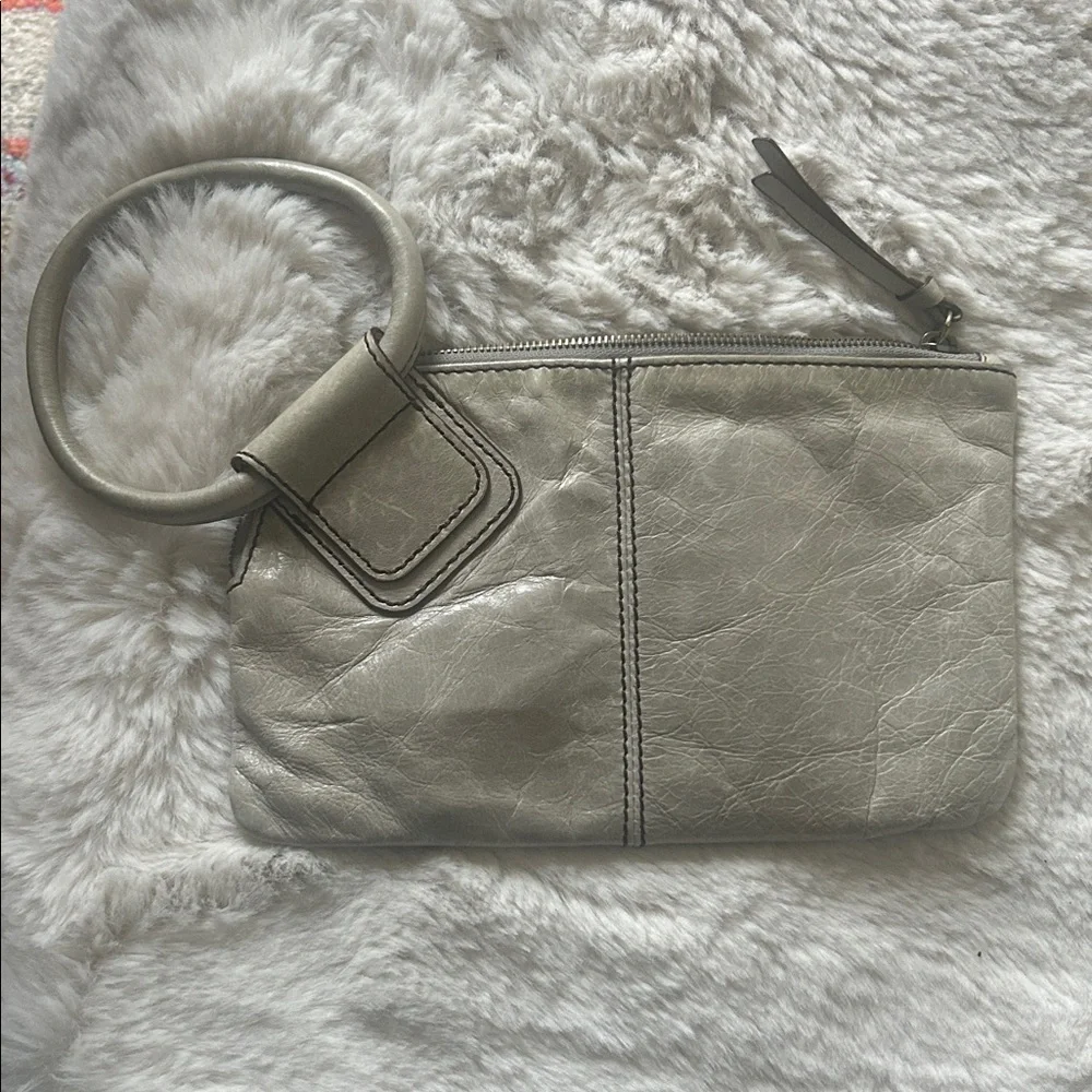 Hobo wristlet in light grey leather - Picture 2 of 8